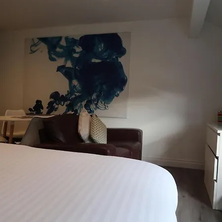 Apartment Recently Refurbished Town Centre Flat *