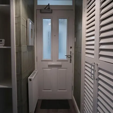 Recently Refurbished Town Centre Flat