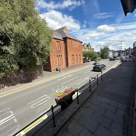 Apartment Recently Refurbished Town Centre Flat